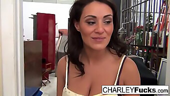 La Morena Desnuda Charley Disfruta De Un Poco De Juego En Solitario